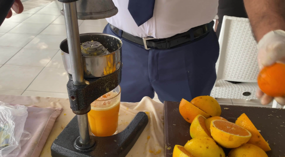 Manual juicing oranges
